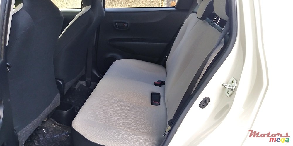 2012' Toyota Vitz 1.3 photo #6