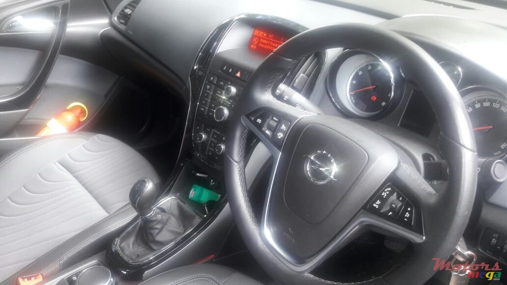 2015' Opel Astra photo #4