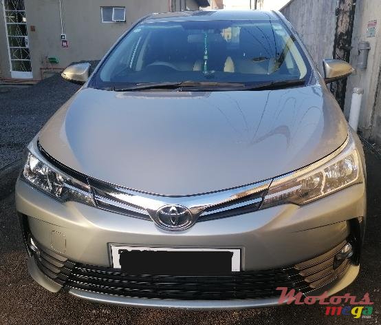 2017' Toyota Corolla Saloon photo #6