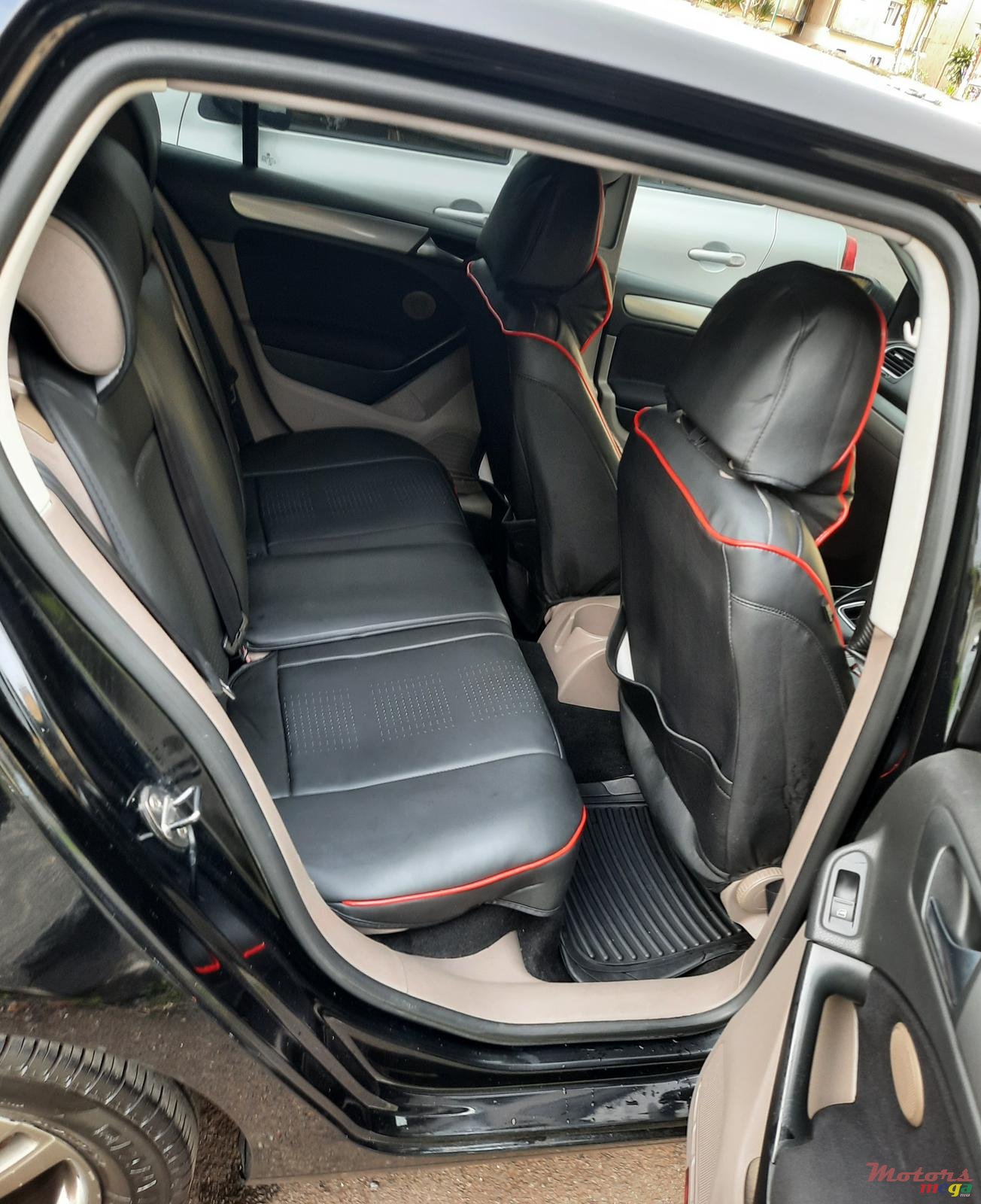 2009' Volkswagen Golf photo #2