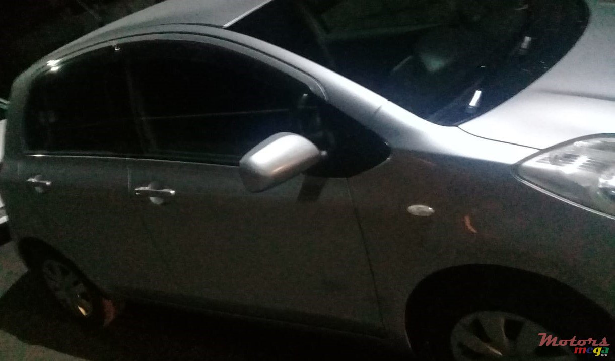 2005' Toyota Vitz photo #3