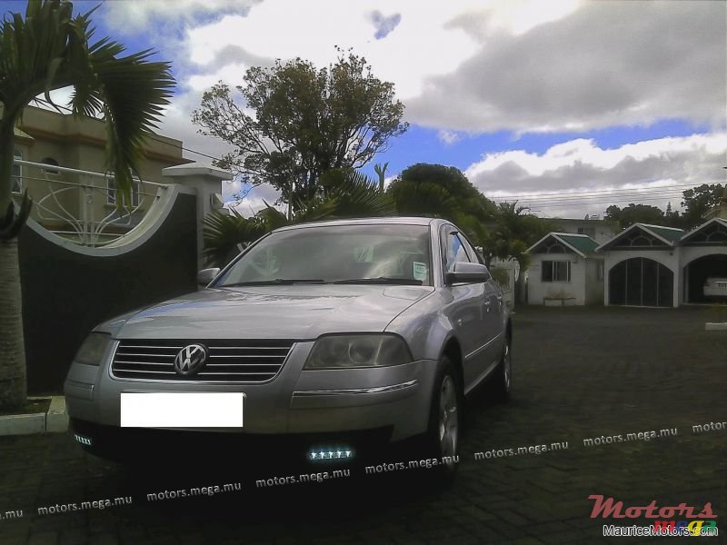2002' Volkswagen Passat 1.9 TDI Highline photo #2