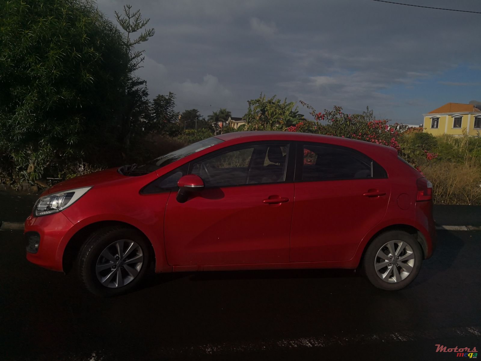 2013' Kia Rio hatchback photo #4