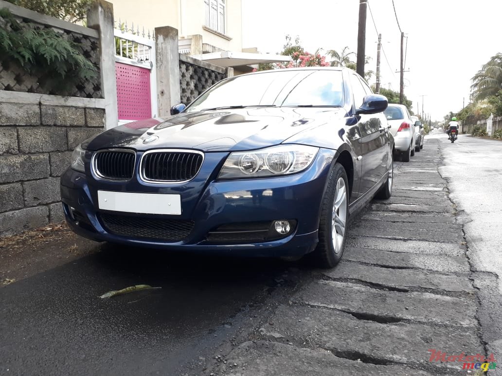 2010' BMW 3 Series photo #2