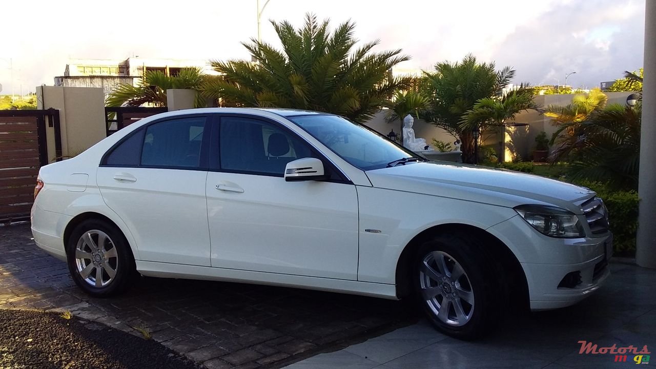 2010' Mercedes-Benz C-Class photo #1