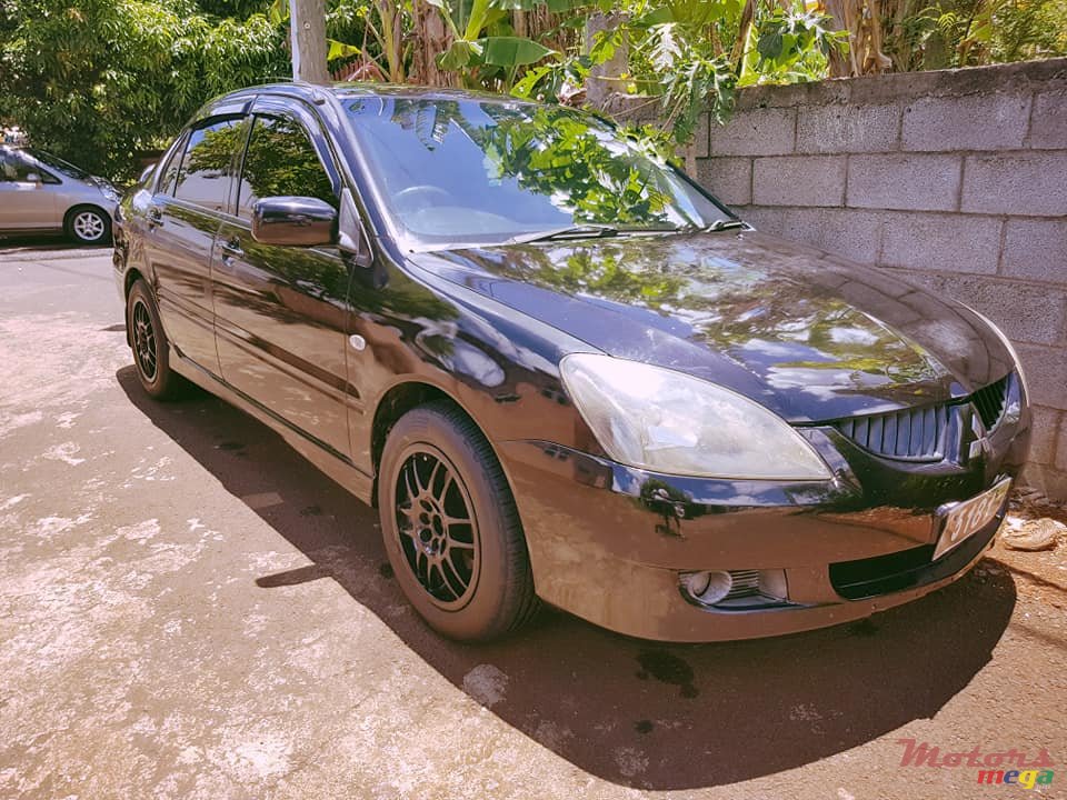 2004' Mitsubishi Lancer photo #2