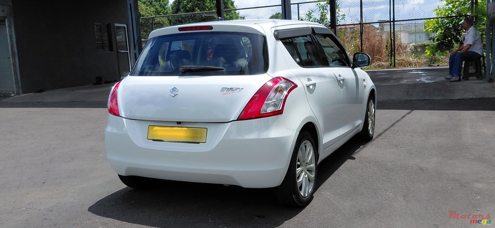2015' Suzuki Swift photo #2