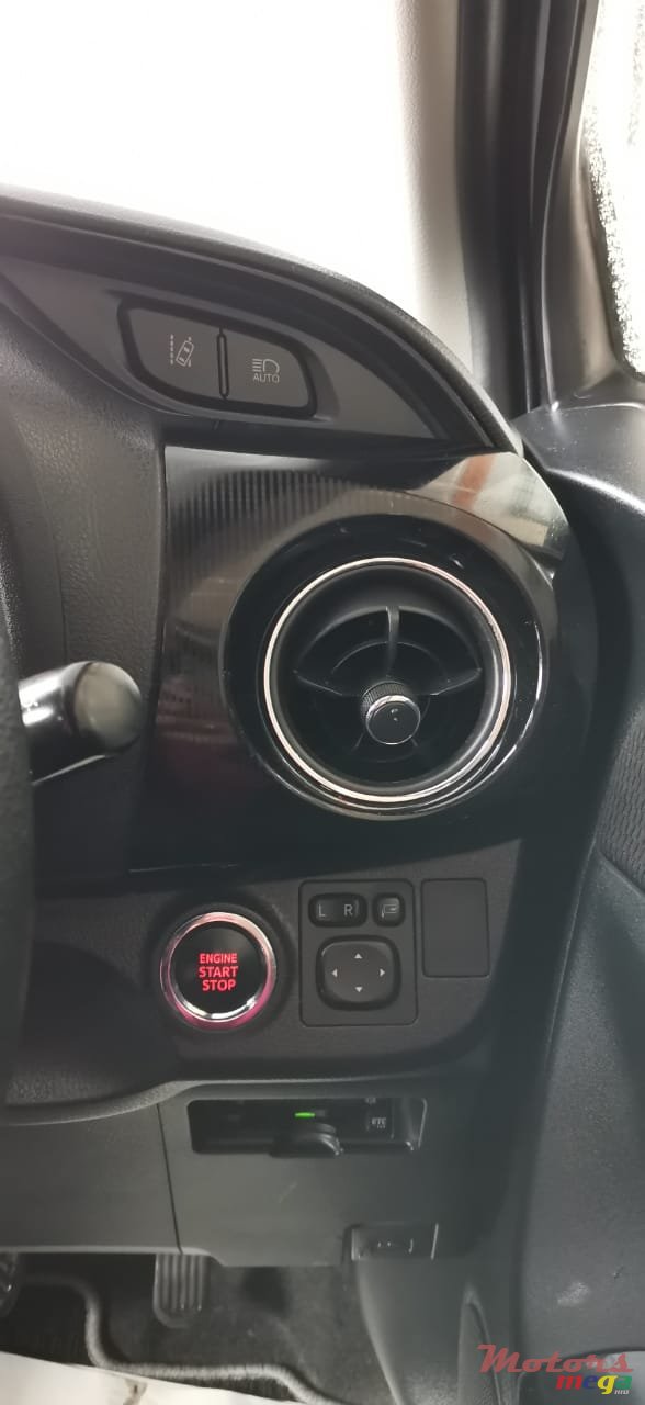 2018' Toyota Vitz photo #5
