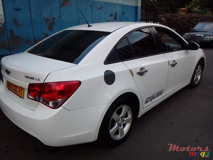 2011' Chevrolet Cruze photo #3