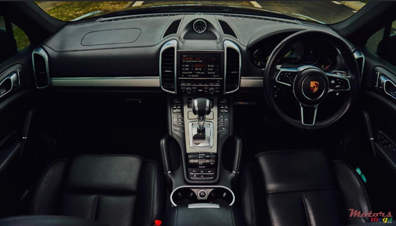 2015' Porsche Cayenne S E-hybrid photo #4