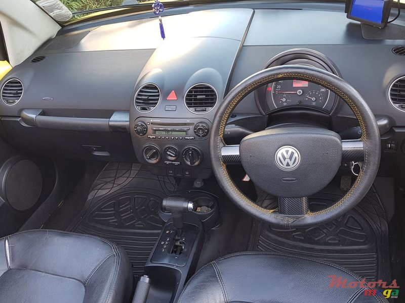 2009' Volkswagen Beetle Cabriolet photo #5
