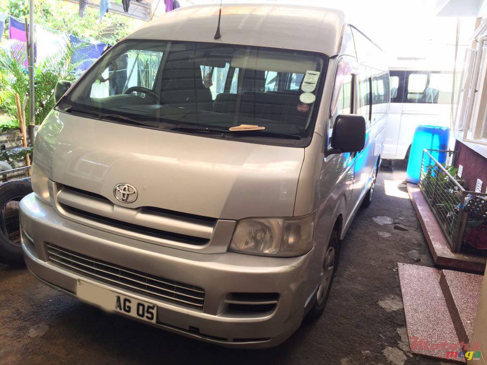 2005' Toyota HiAce photo #1
