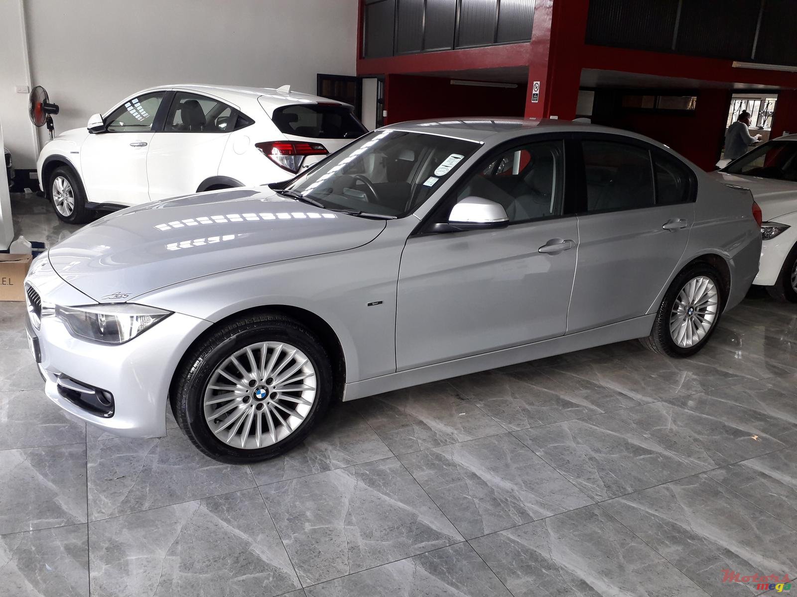 2012' BMW 320 photo #1