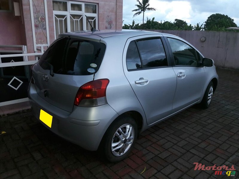 2009' Toyota Vitz photo #3