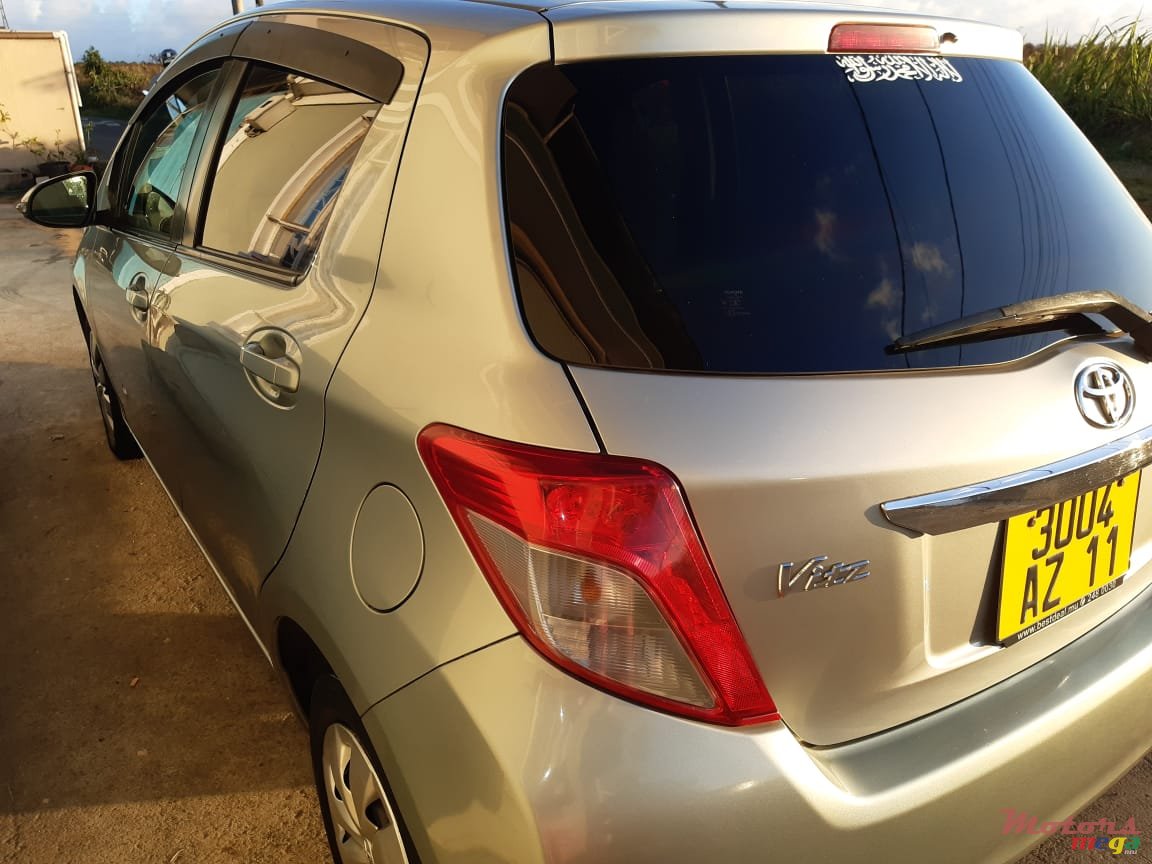 2011' Toyota Vitz Original photo #4