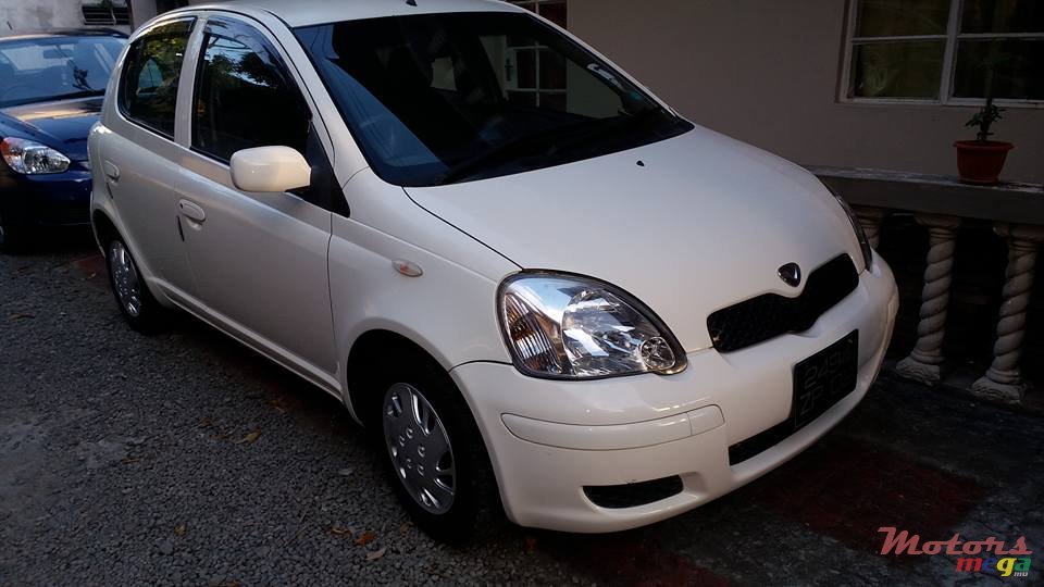 2002' Toyota Vitz photo #2