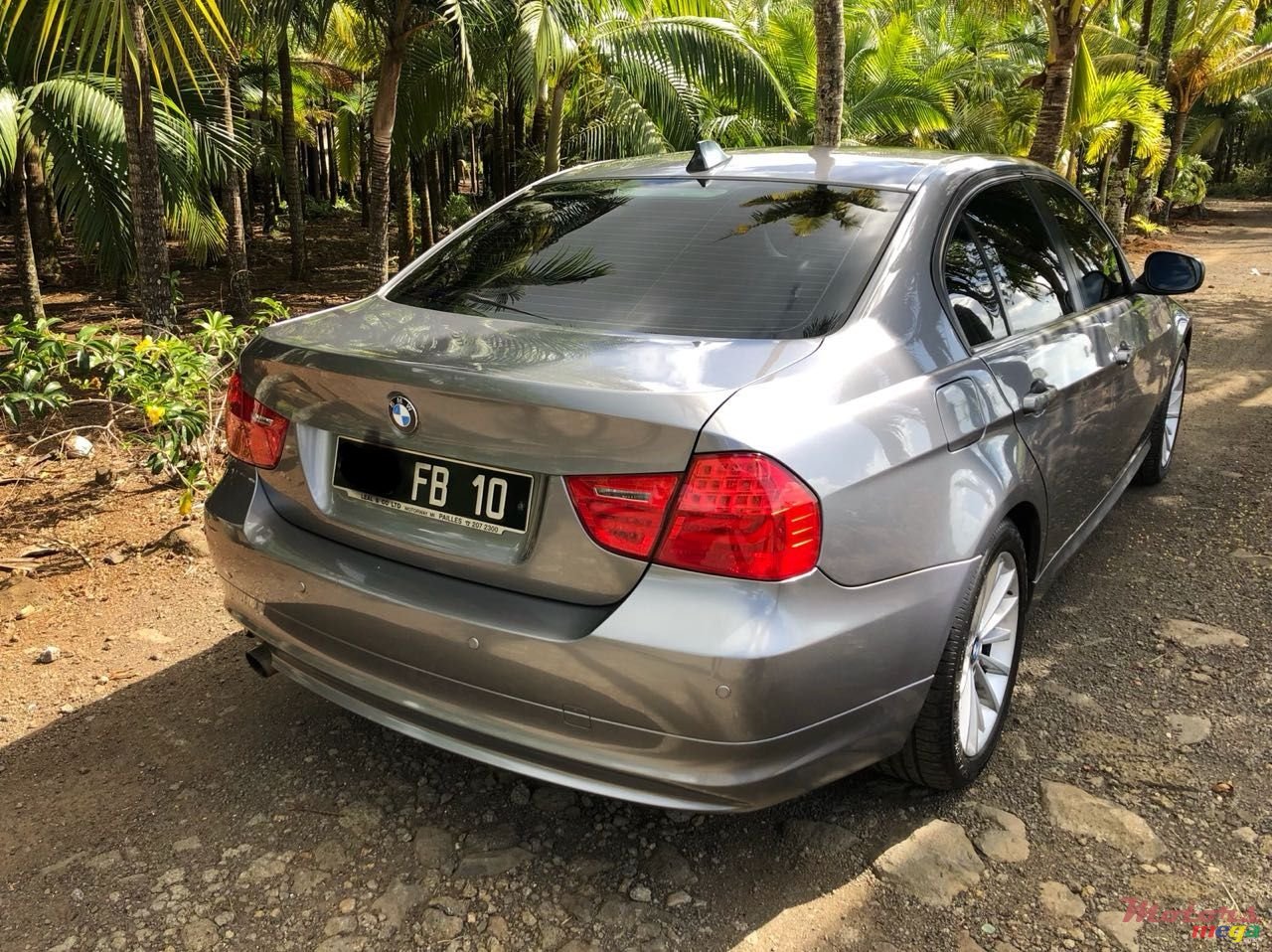 2010' BMW 3 Series Sedan 316i photo #2