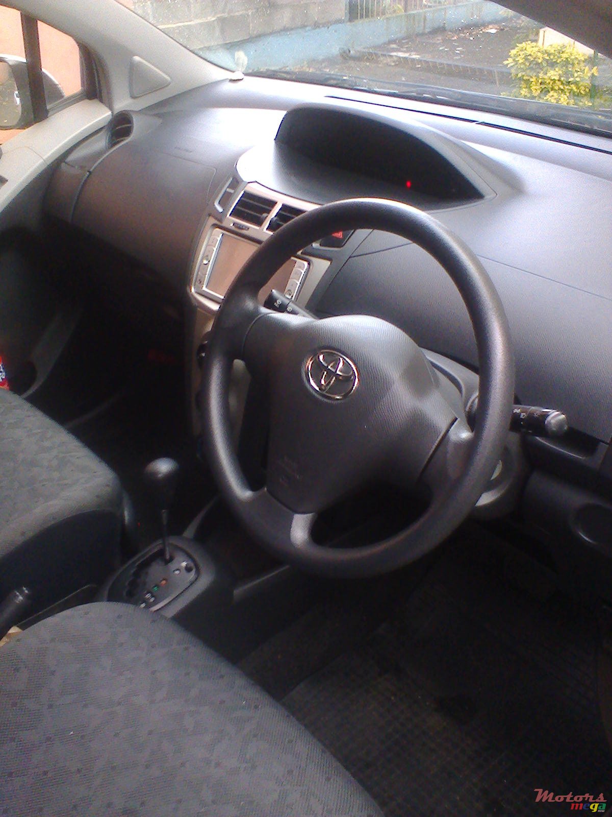 2009' Toyota Vitz photo #4