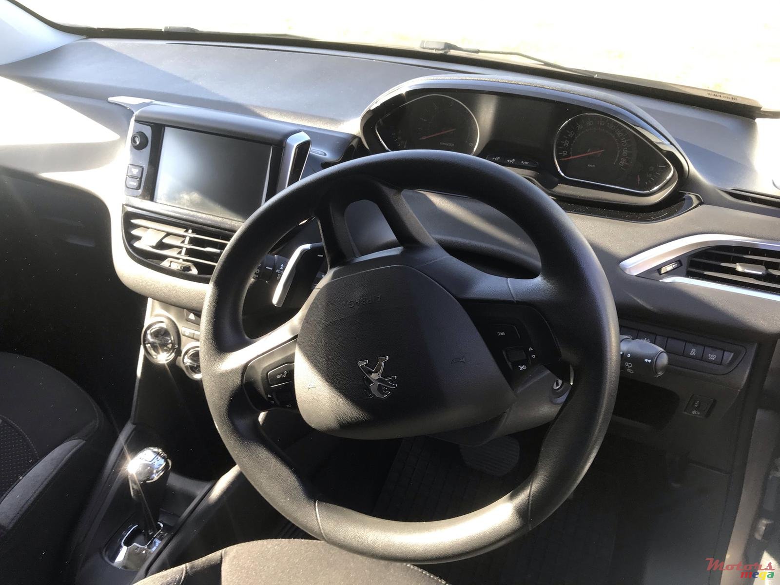 2013' Peugeot 208 photo #6