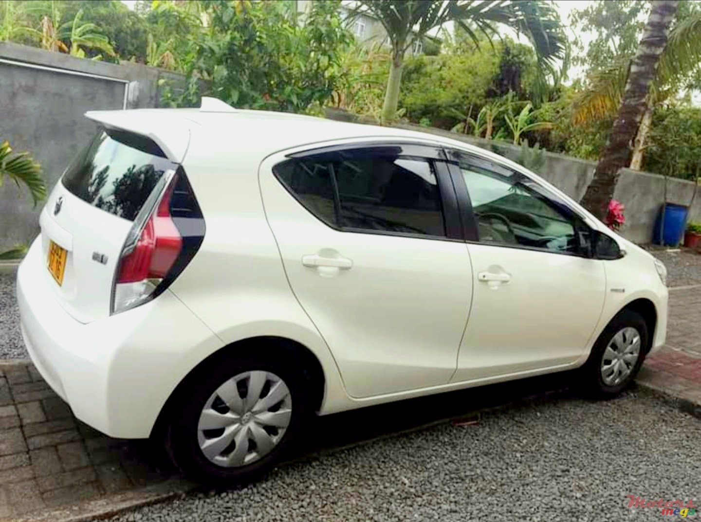 2016' Toyota Aqua photo #2