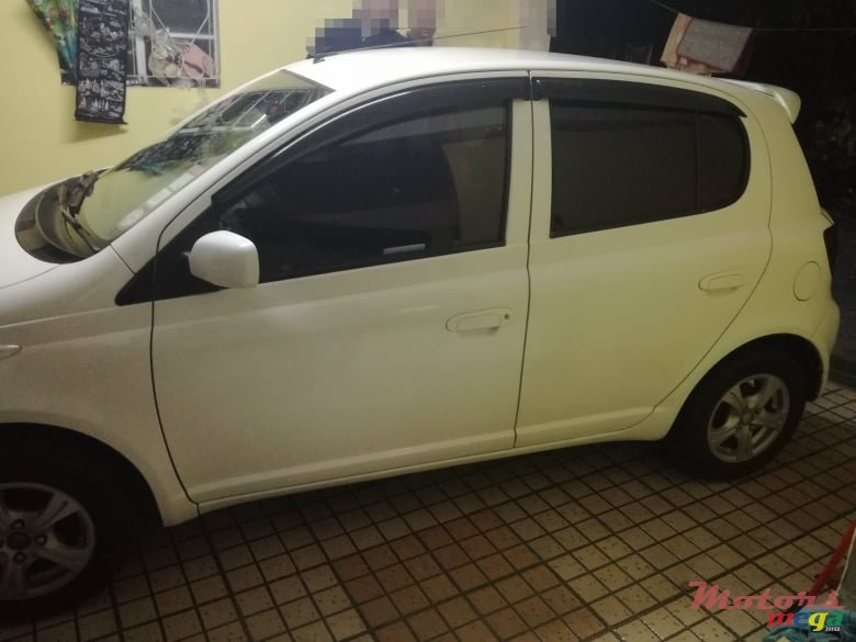 2001' Toyota Vitz photo #1