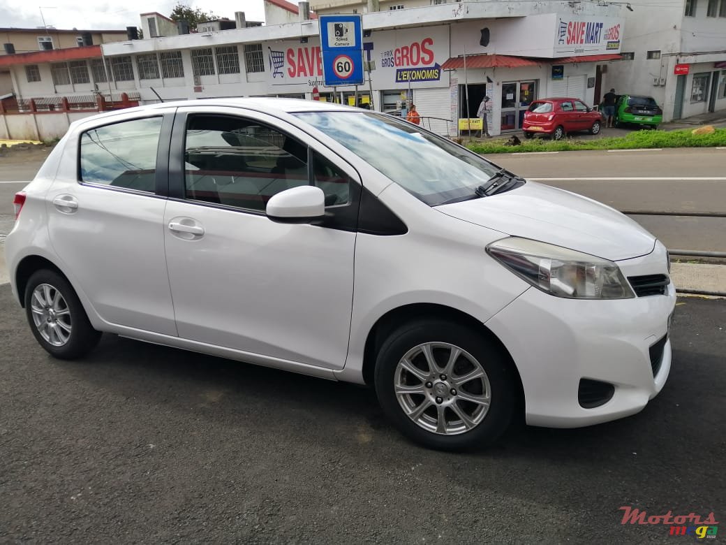 2014' Toyota Yaris photo #2