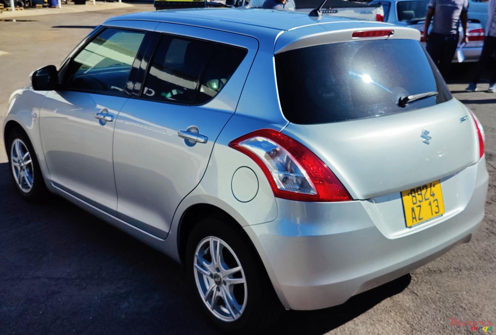 2013' Suzuki Swift photo #3