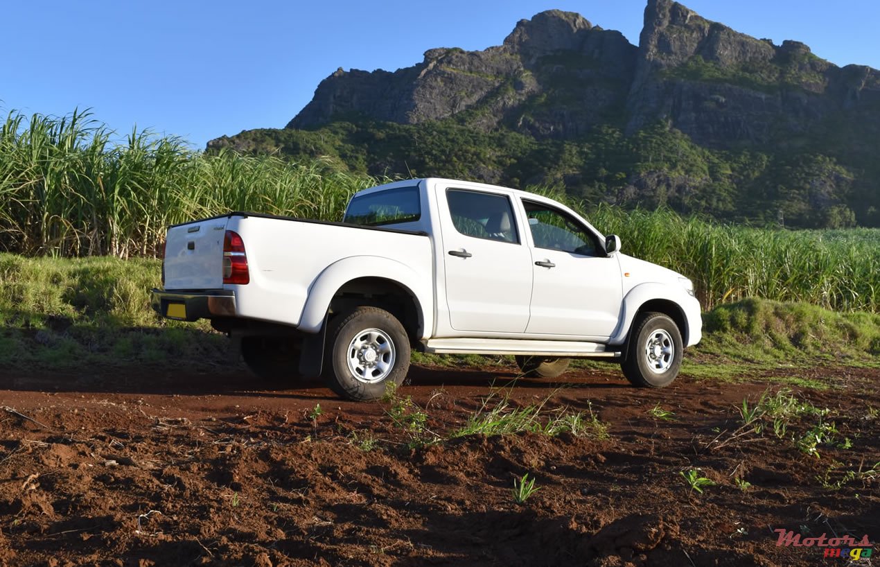 2014' Toyota Hilux photo #3