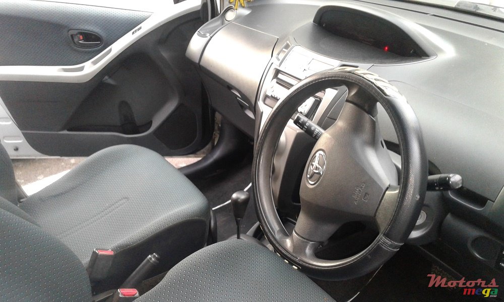 2005' Toyota Vitz photo #9