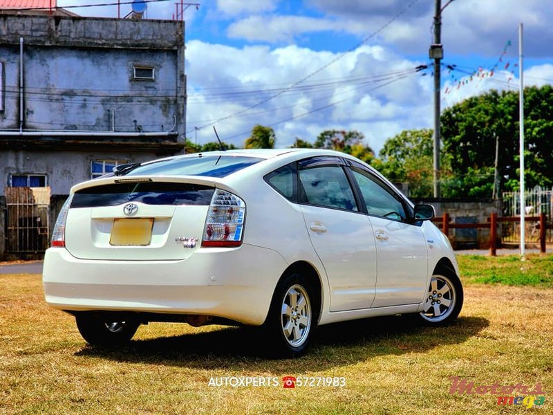 2012' Toyota Prius photo #3