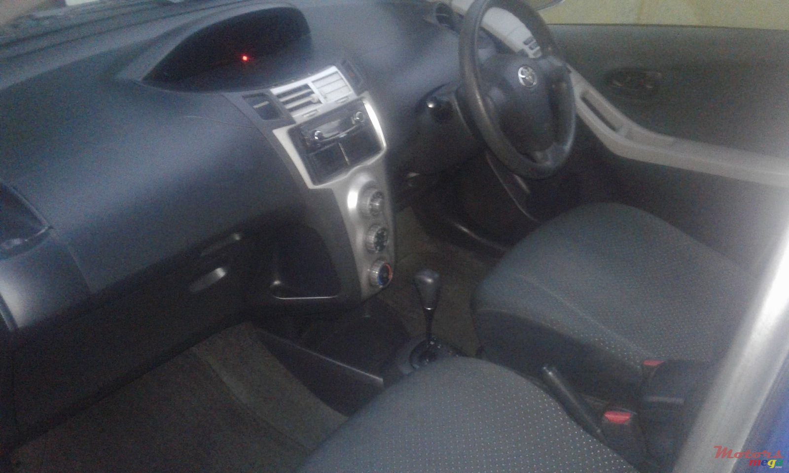 2006' Toyota Vitz photo #2