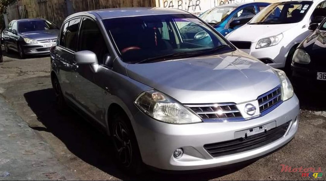 2011' Nissan Tiida photo #2