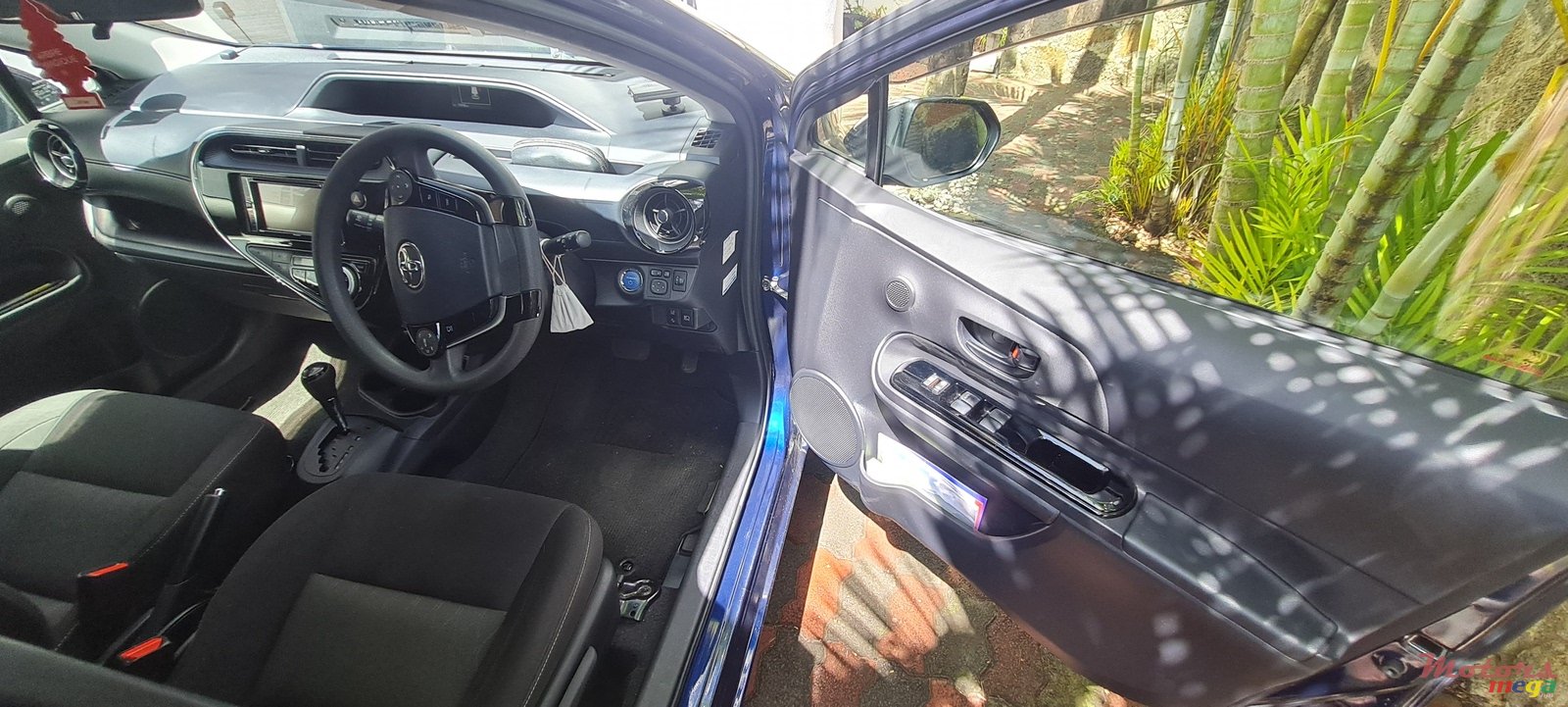 2020' Toyota Aqua Origine hybride photo #2