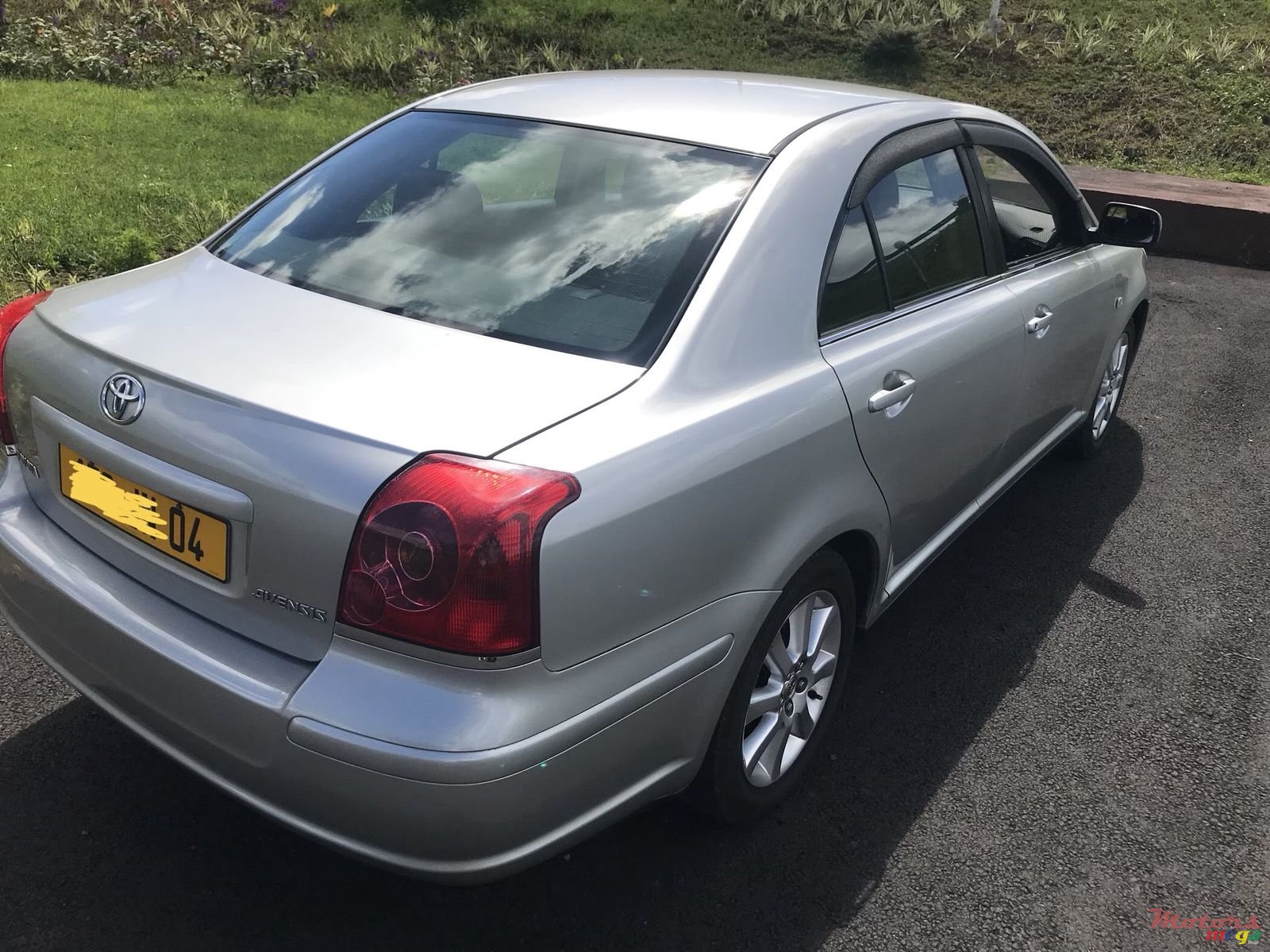 2004' Toyota Avensis photo #1