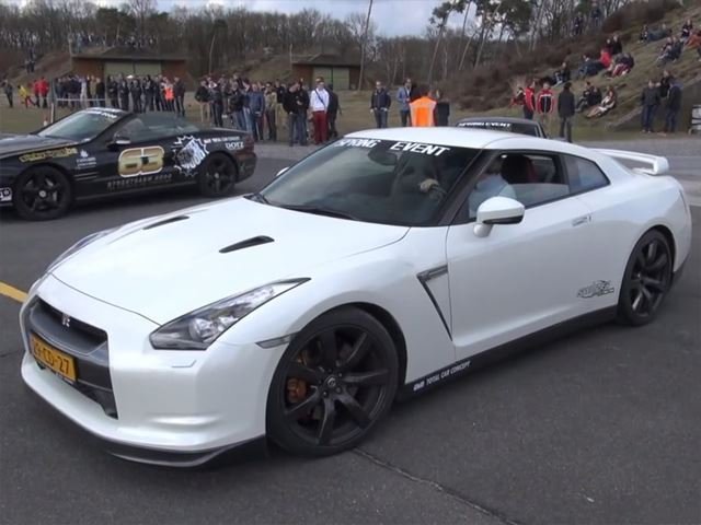 This is Awesome: Skyline R34 Vs. R35 GT-R