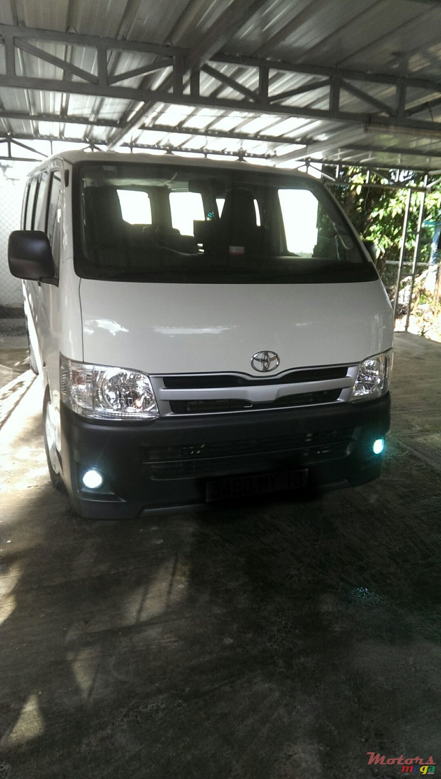 2013' Toyota HiAce photo #1