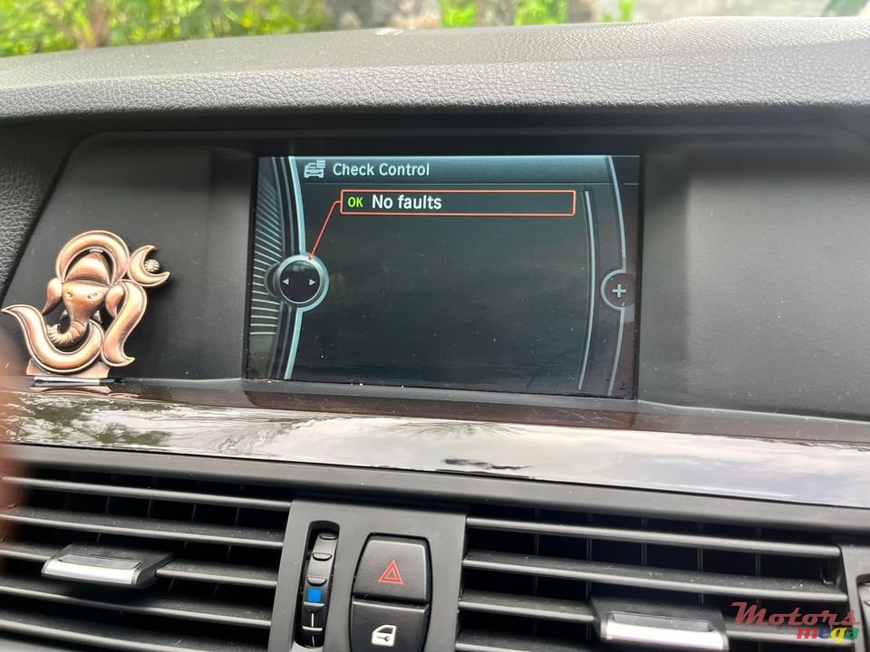 2011' BMW 523 photo #7