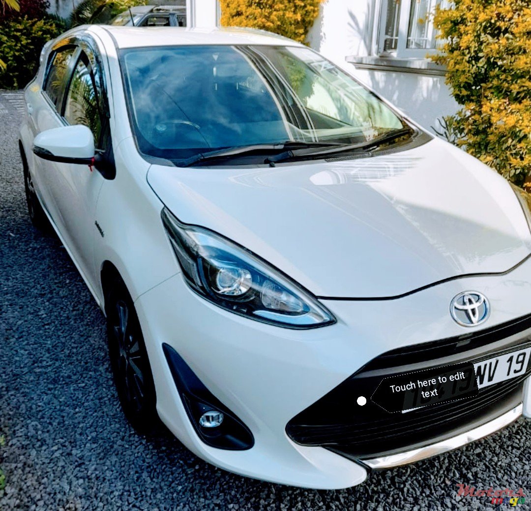 2019' Toyota Prius c photo #2