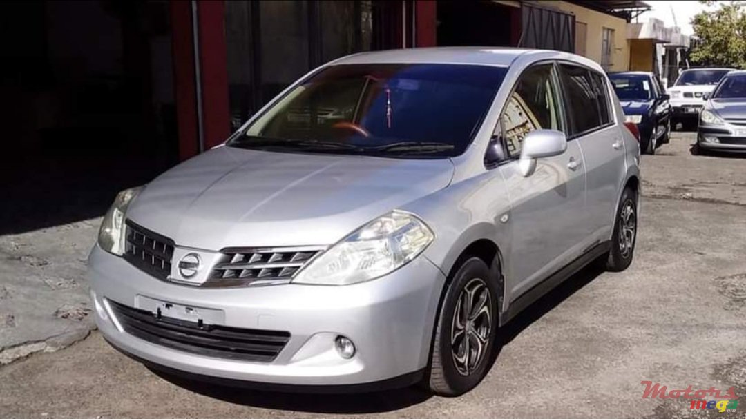 2011' Nissan Tiida photo #1
