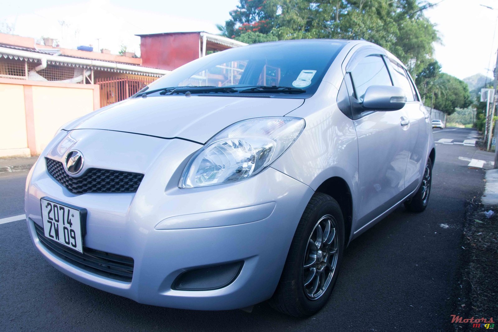 2009' Toyota Vitz photo #2