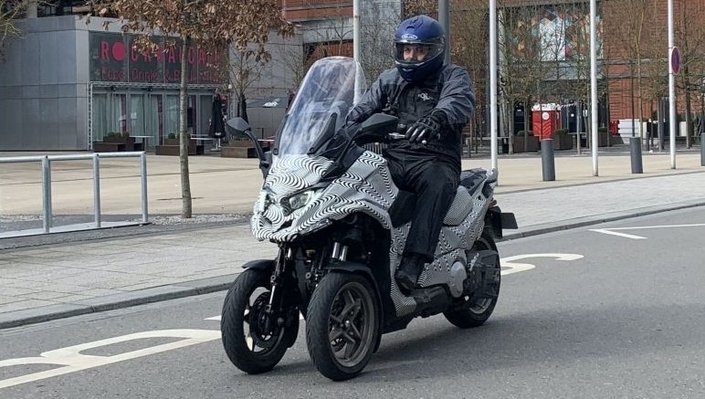 Le futur scooter trois-roues Kymco CV3 surpris sur la route