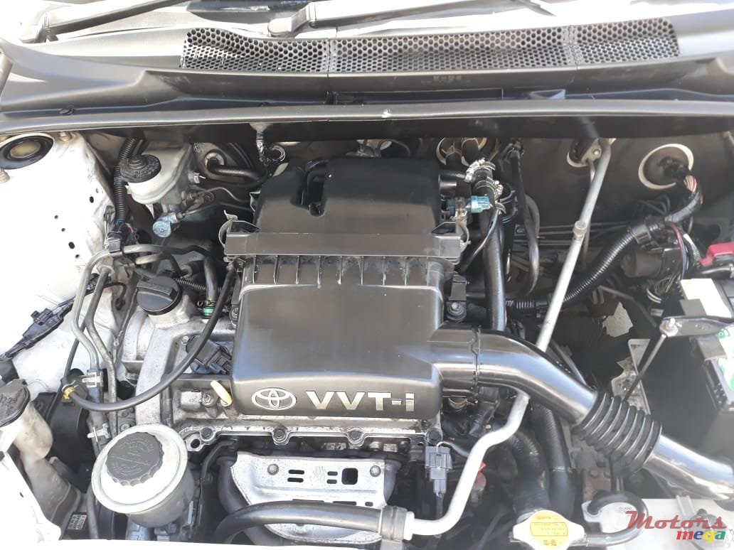 2004' Toyota Vitz photo #7