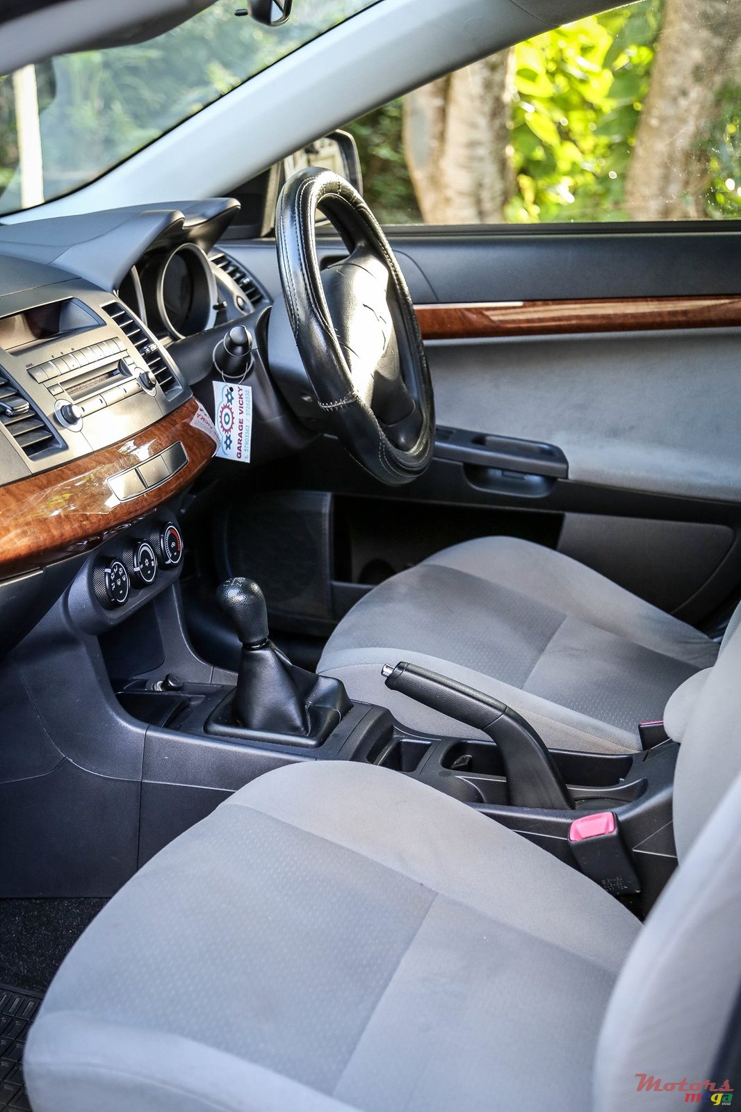 2011' Mitsubishi Lancer Evolution photo #3