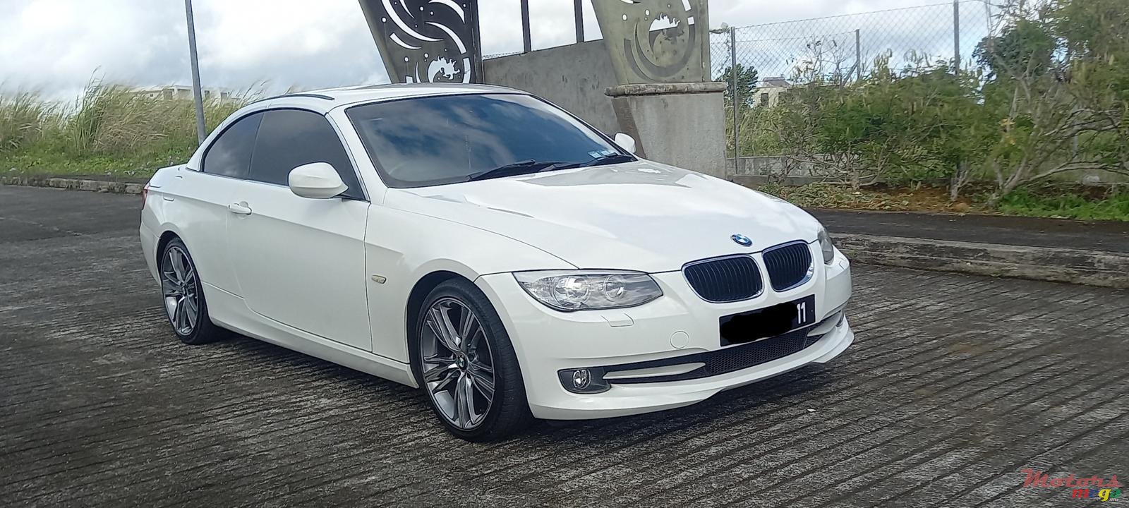 2011' BMW 3 Series Convertible E93 photo #8