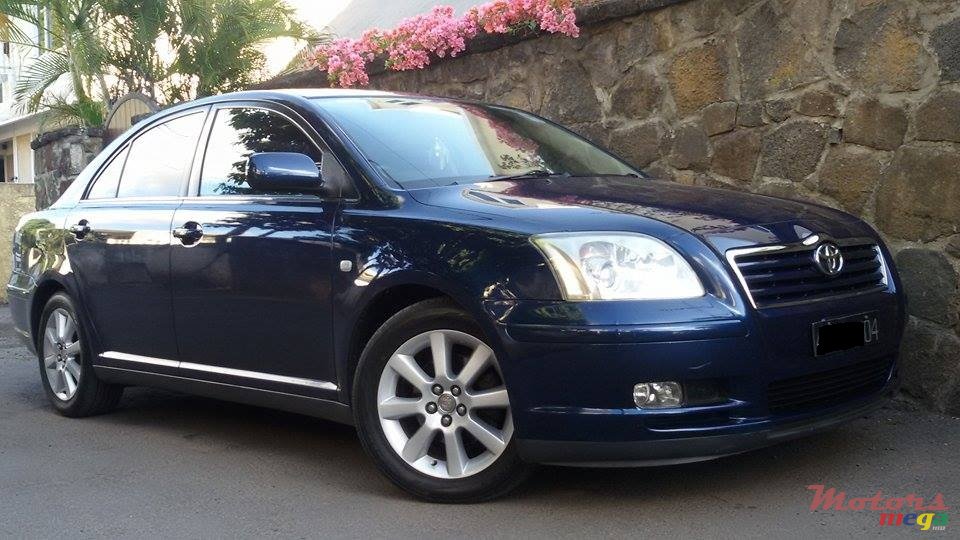 2004' Toyota Avensis photo #1