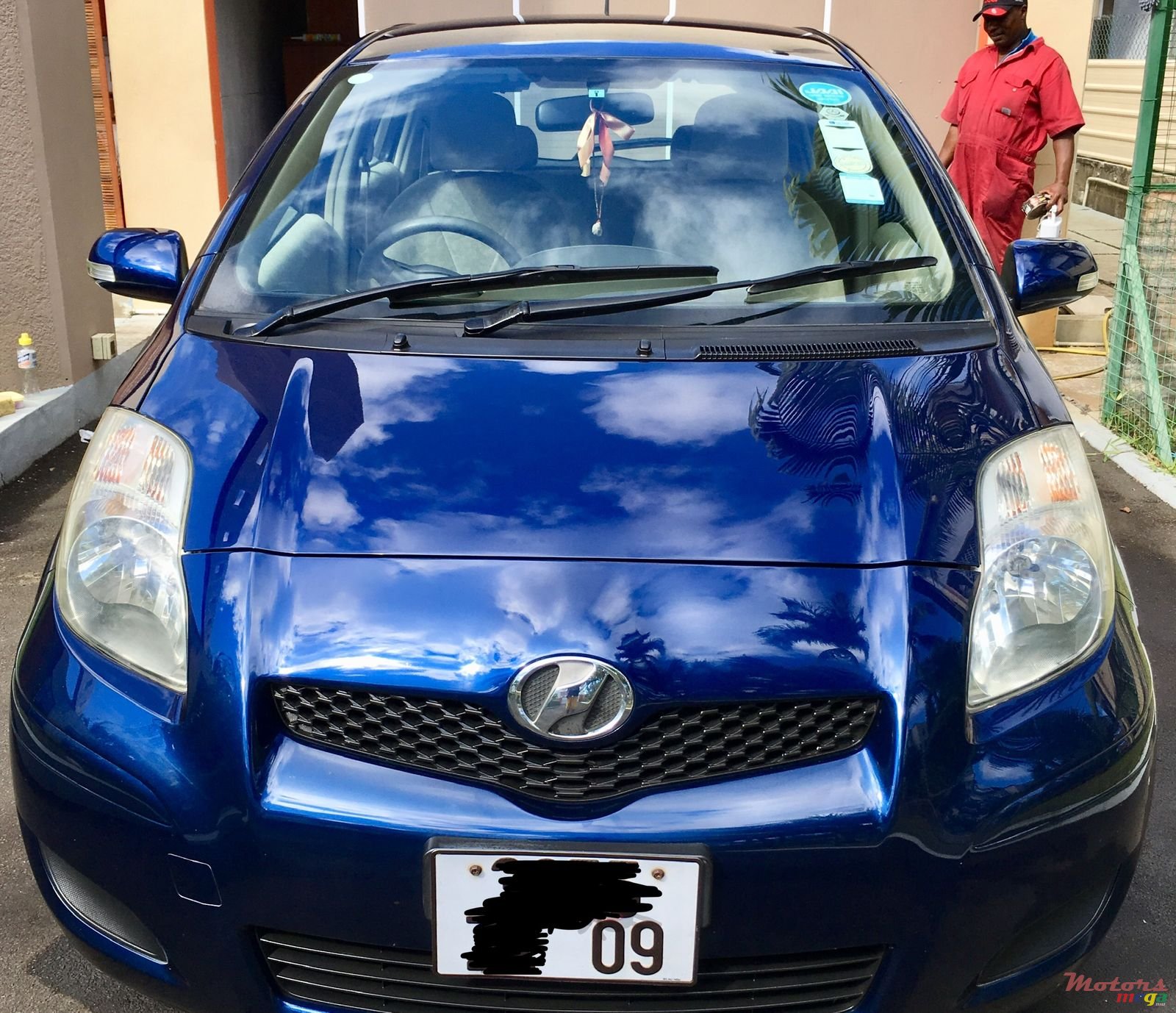 2009' Toyota Vitz photo #1