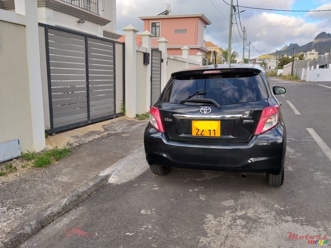 2011' Toyota Vitz Jewela photo #2