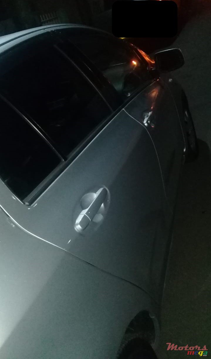 2005' Toyota Vitz photo #2