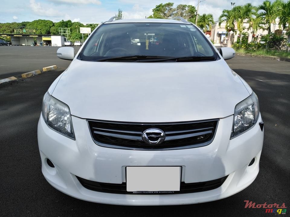 2012' Toyota Corolla Fielder photo #1