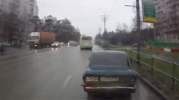 Russian Bus Driver Takes no Mercy when Punishing Those Who Cut Him Off